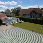 Schoenes Mit Grossen Pool 250 M Vom Balaton Holiday home Balatonmariafurdo