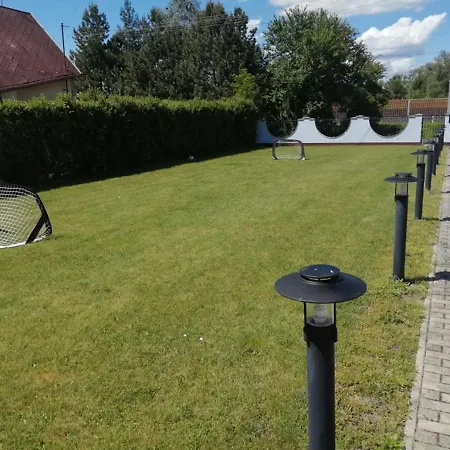 Schoenes Mit Grossen Pool 250 M Vom Balaton 度假居