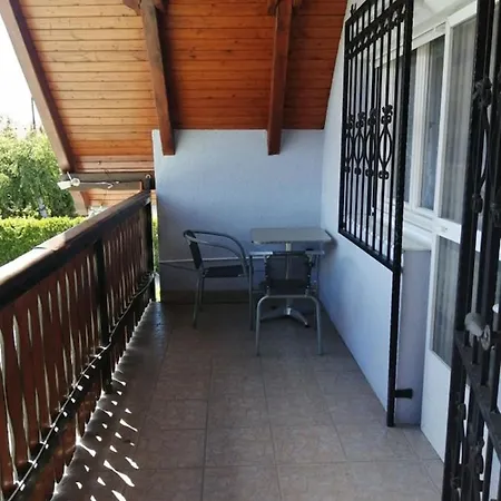 Schoenes Mit Grossen Pool 250 M Vom Balaton *