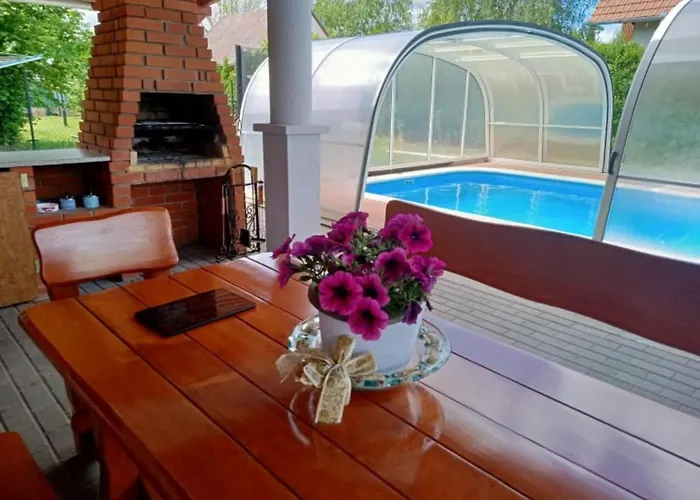 Schoenes Mit Grossen Pool 250 M Vom Balaton *