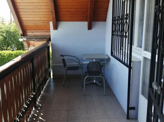 Schoenes Mit Grossen Pool 250 M Vom Balaton *